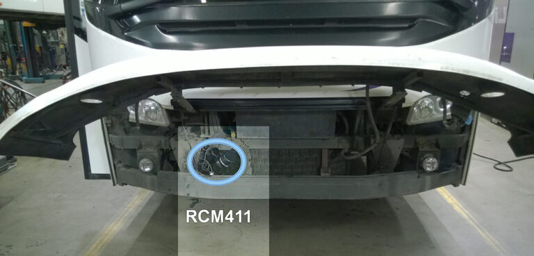 RCM411 kelianturi asennettuna linja-auton etumaskin taakse .